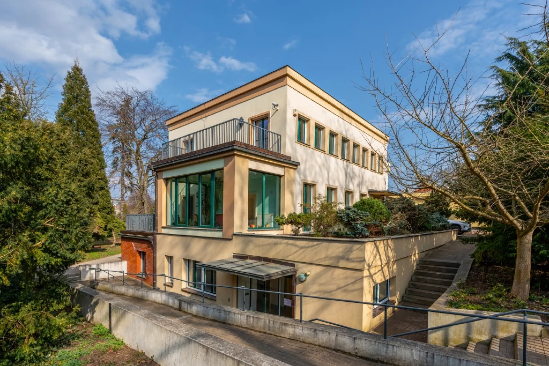 Funkcionalistická vila z období první republiky s pozemkem 2791 m²