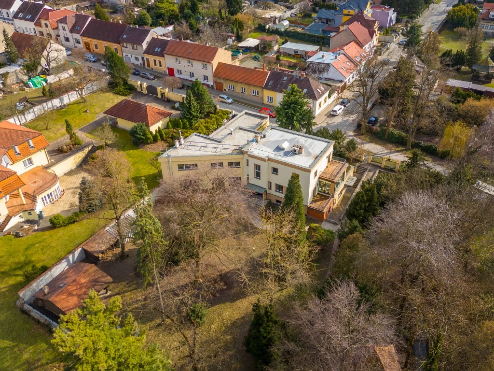 Funkcionalistická vila z období první republiky s pozemkem 2791 m²