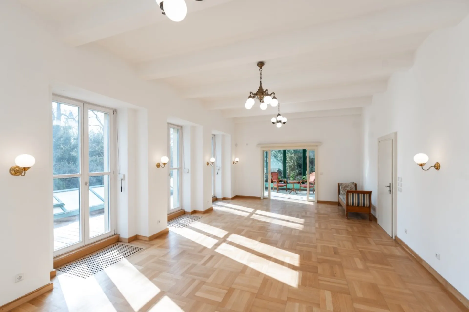 Funkcionalistická vila z období první republiky s pozemkem 2791 m²