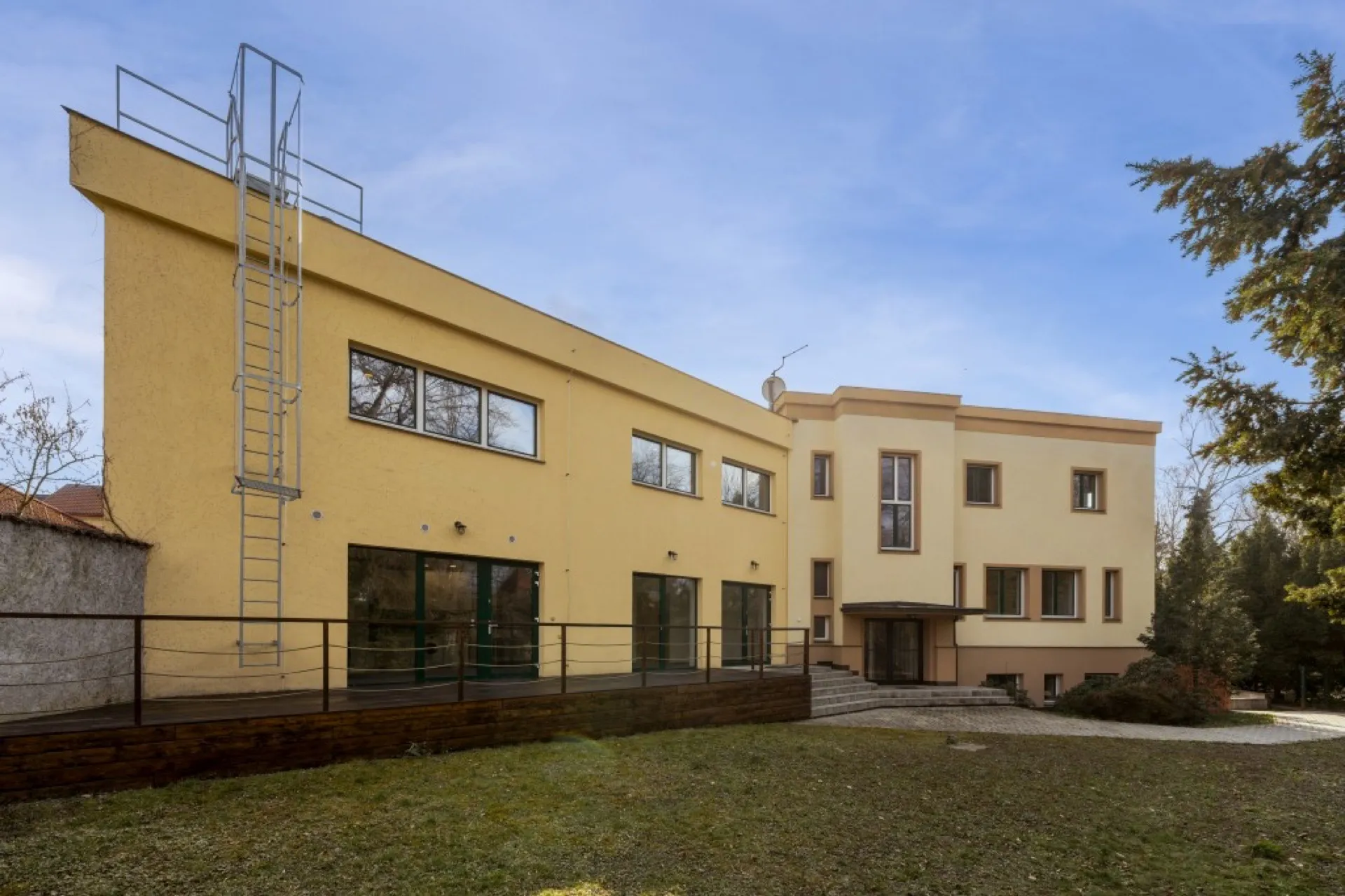 Funkcionalistická vila z období první republiky s pozemkem 2791 m²