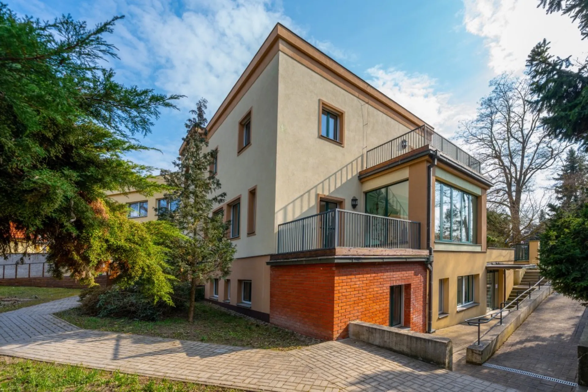 Funkcionalistická vila z období první republiky s pozemkem 2791 m²