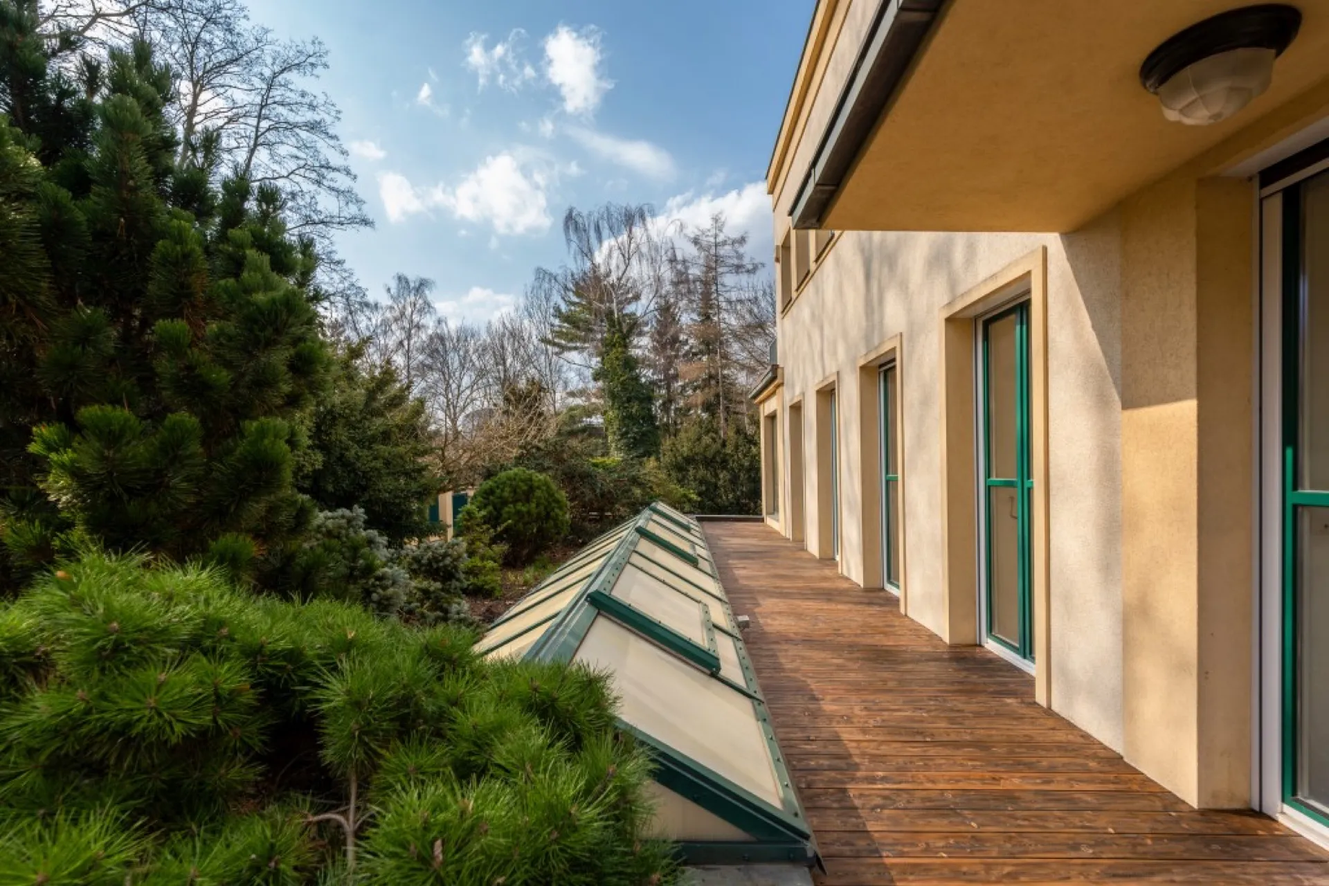 Funkcionalistická vila z období první republiky s pozemkem 2791 m²