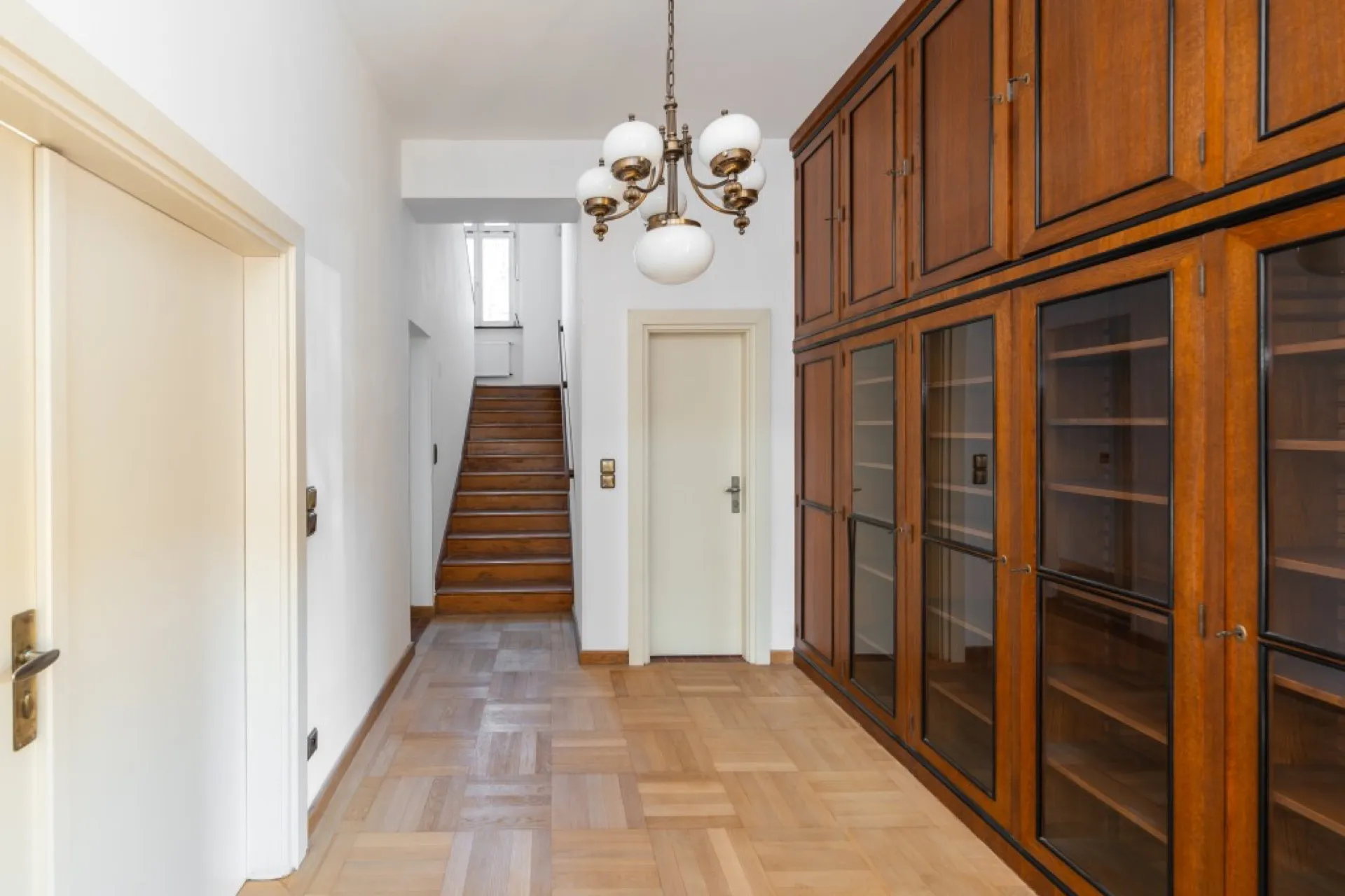 Funkcionalistická vila z období první republiky s pozemkem 2791 m²