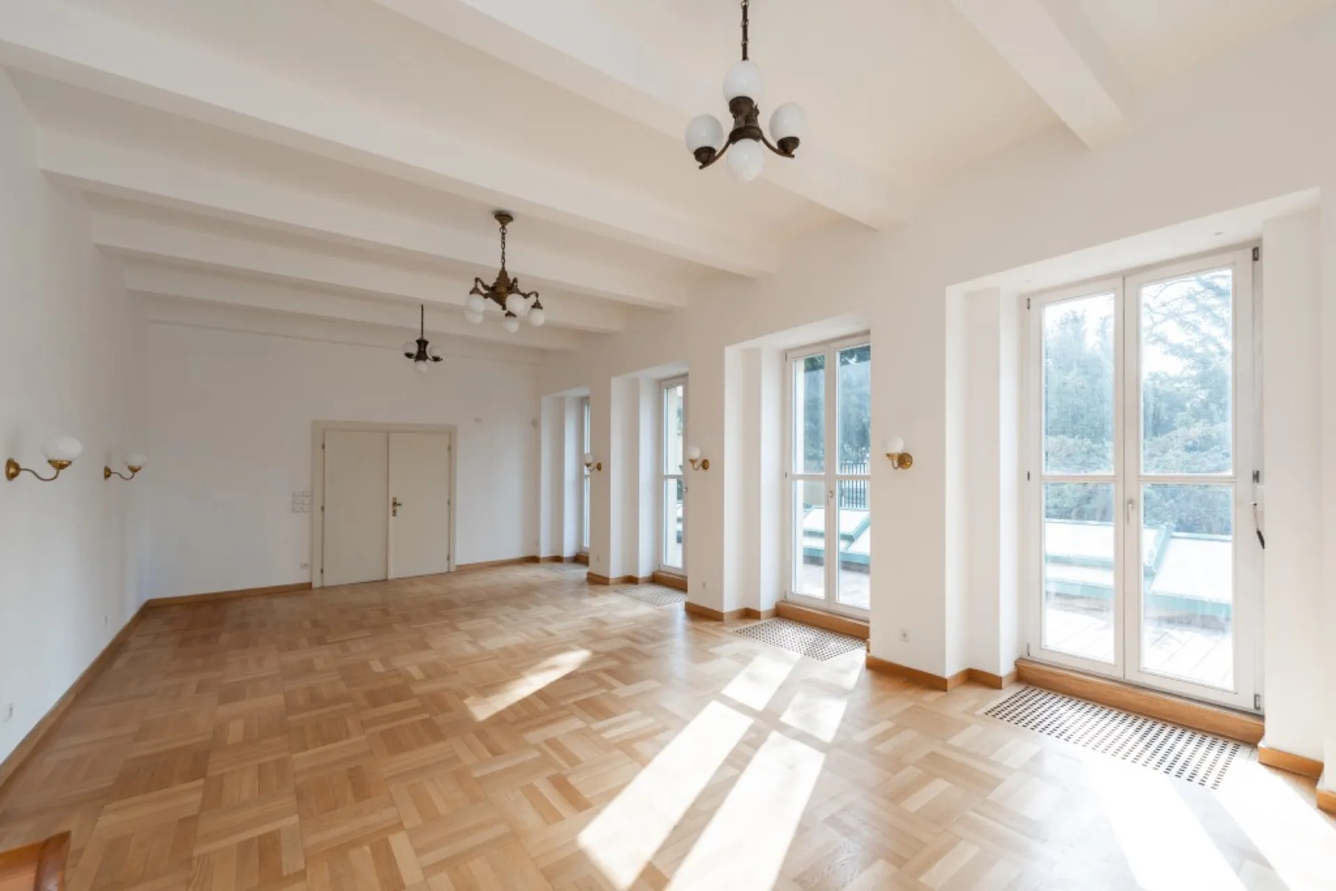 Funkcionalistická vila z období první republiky s pozemkem 2791 m²