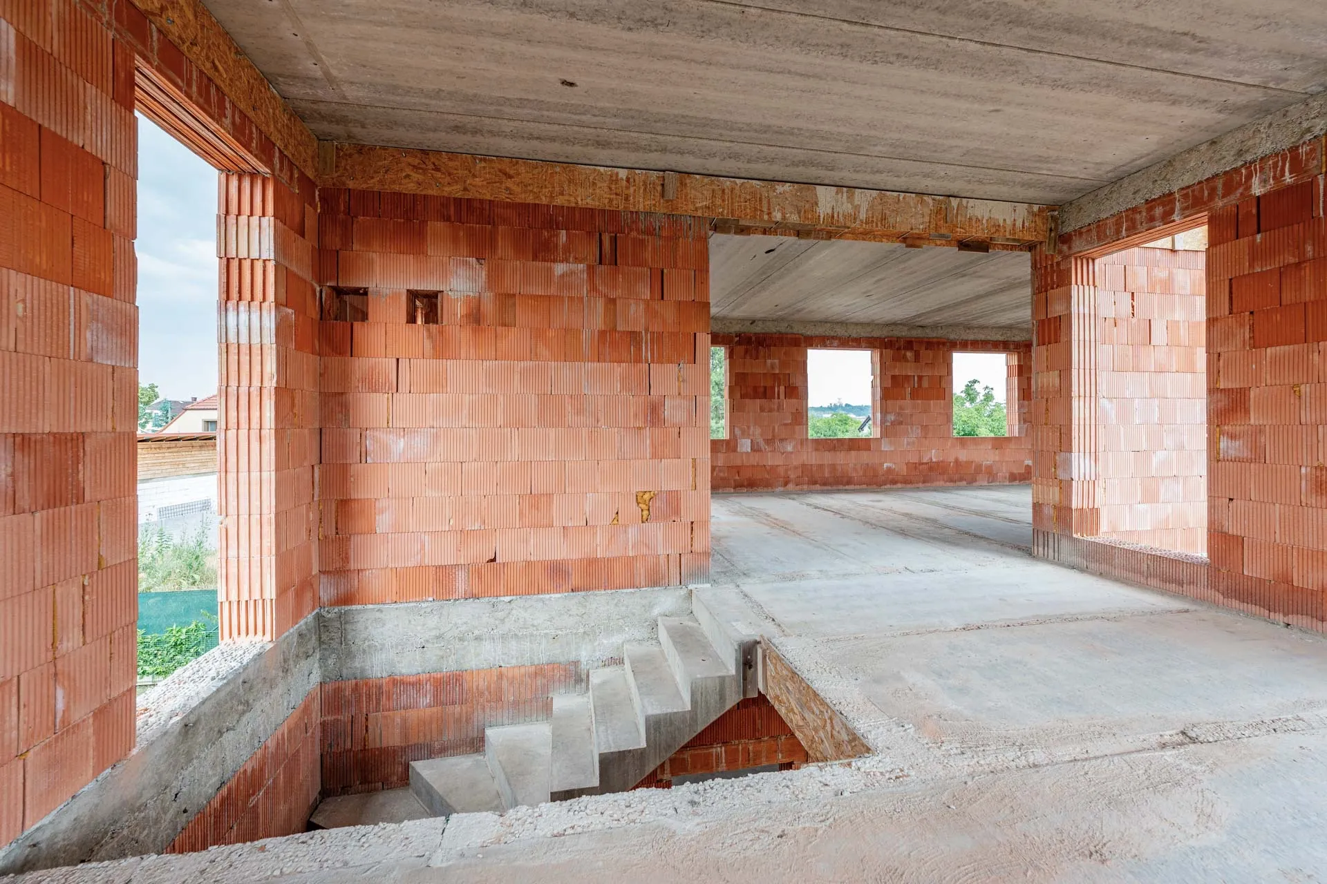 Moderní dům za Prahou s velkorysým prosklením a s vlastním wellness