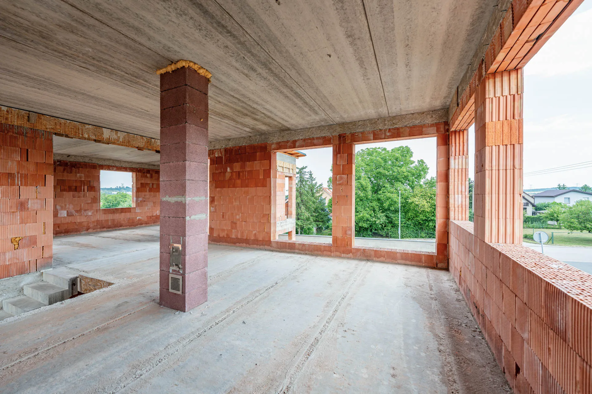 Moderní dům za Prahou s velkorysým prosklením a s vlastním wellness
