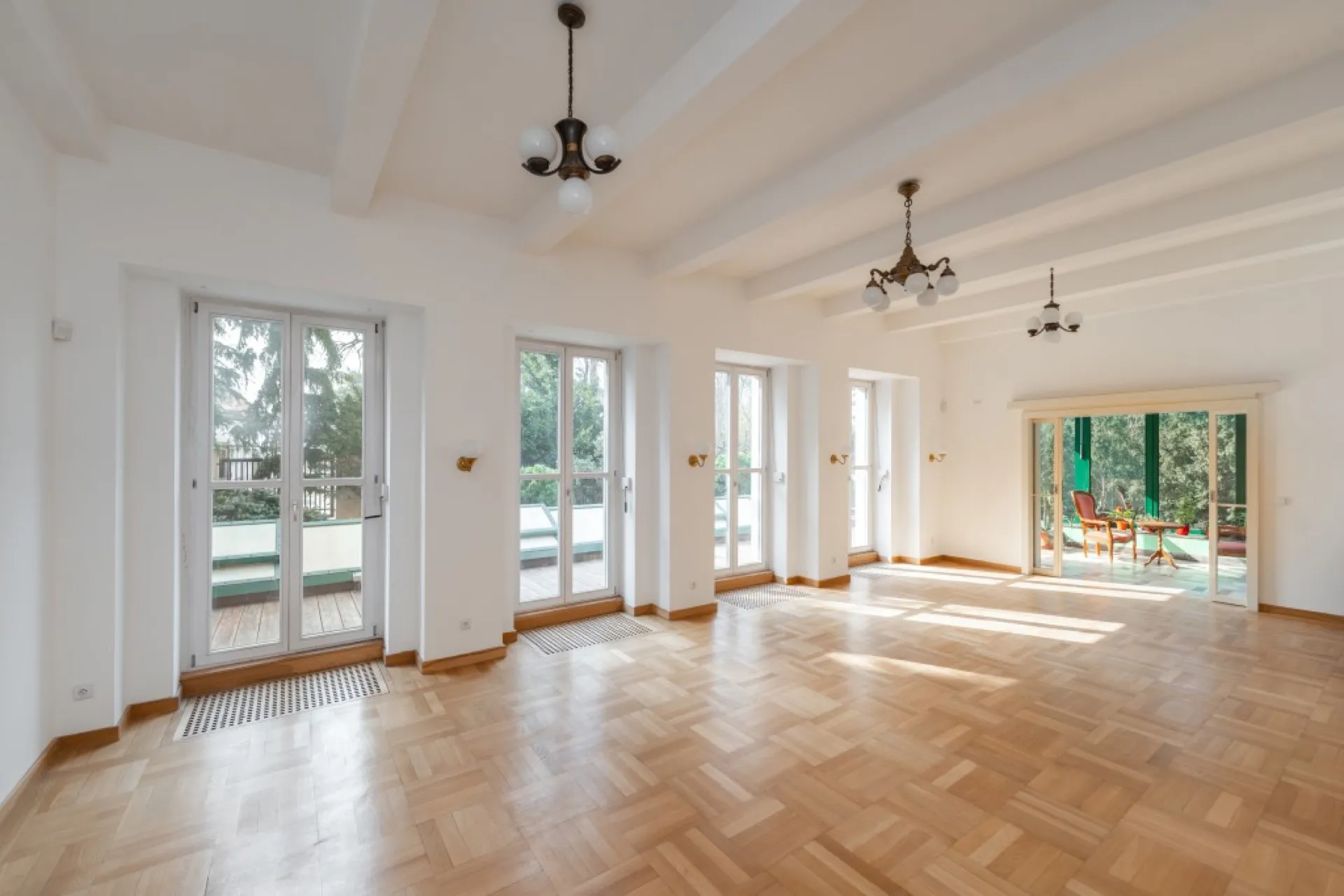 Funkcionalistická vila z období první republiky s pozemkem 2791 m²