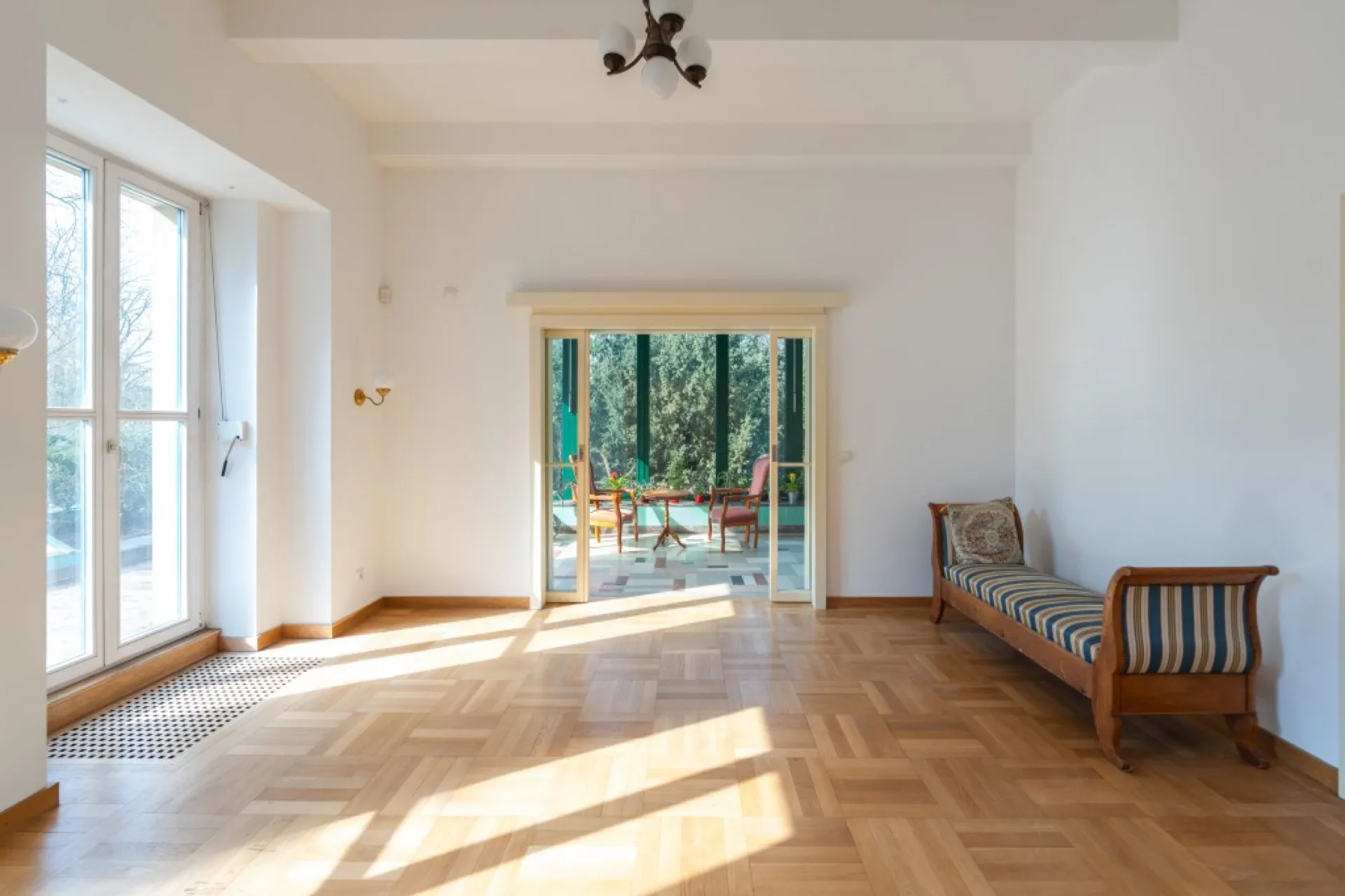 Funkcionalistická vila z období první republiky s pozemkem 2791 m²