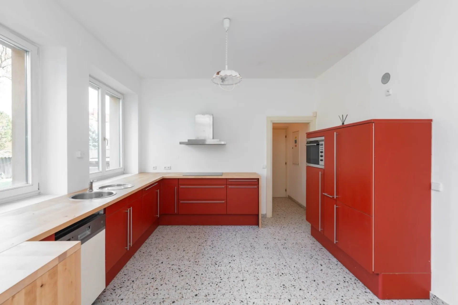 Funkcionalistická vila z období první republiky s pozemkem 2791 m²